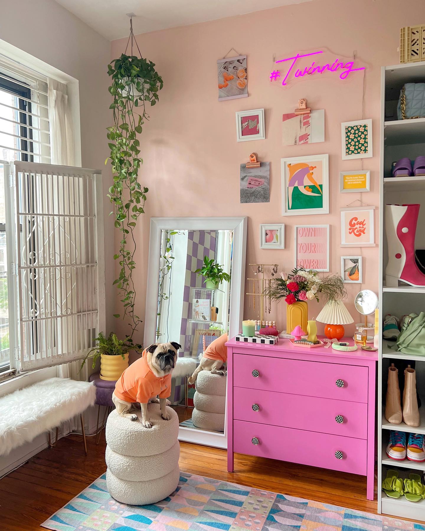 Parece a casa da Barbie, mas não é. É de Maitri e Ari e vai fazer o seu dia. Espreite as fotos